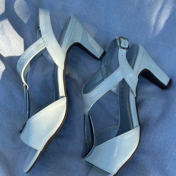 Karen Scott “Danee” baby blue - Picture 2 of 3